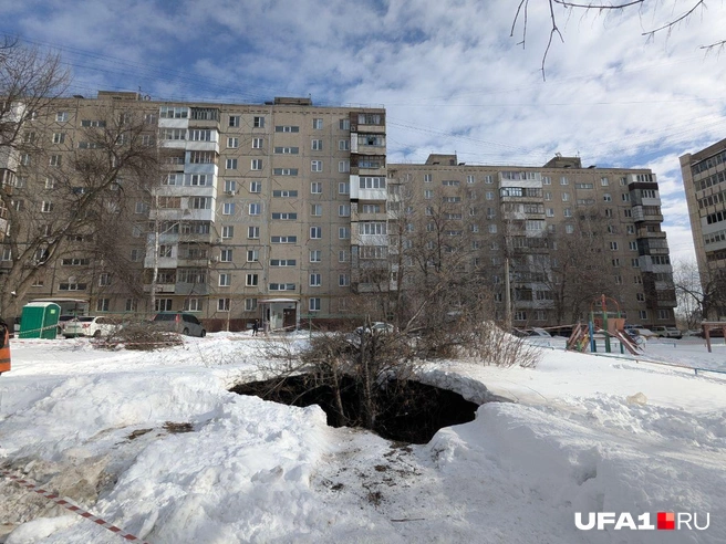 Это не первый такой обвал возле дома | Источник: Булат Салихов / UFA1.RU