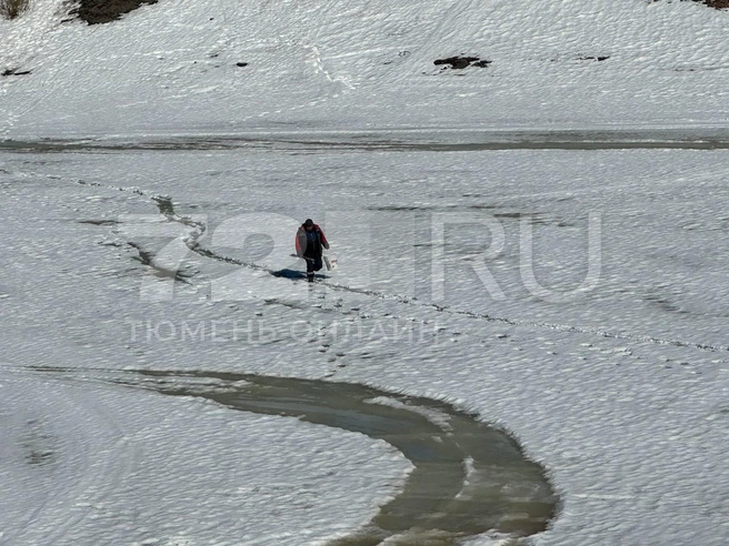 На льду уже видна вода  | Источник: читатель 72.RU 