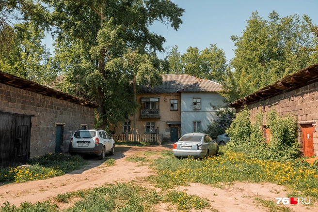 А это вид от забора этого жилого комплекса | Источник: Александр Куренной / 76.RU