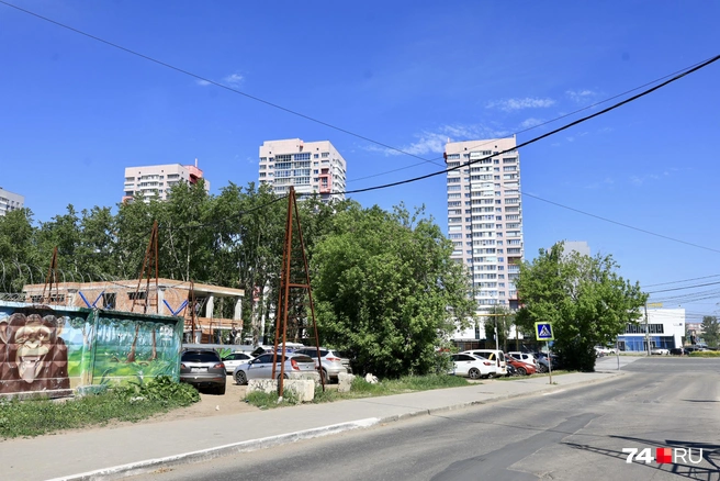 Сейчас рядом с будущим рестораном парковка и электроподстанция | Источник: Михаил Шилкин