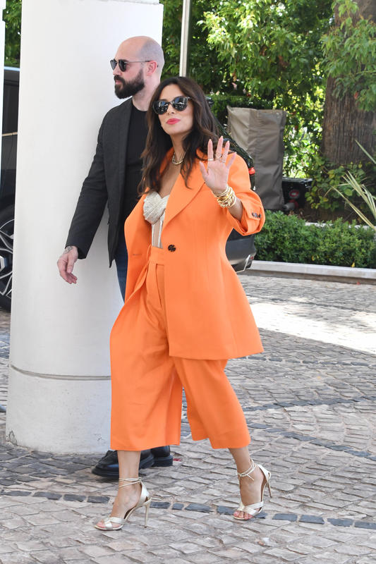 Элегантно и сексуально: Ева Лонгория в корсете и оранжевом oversize костюме в Каннах
