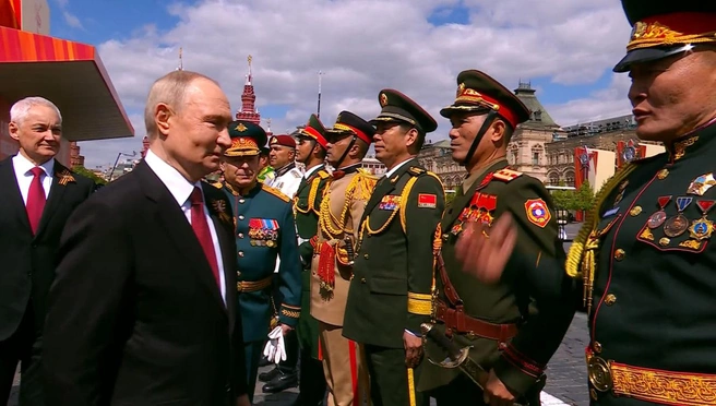 Президент Владимир Путин и глава Минобороны РФ Андрей Белоусов приветствуют командиров парадных расчетов | Источник: Ruptly