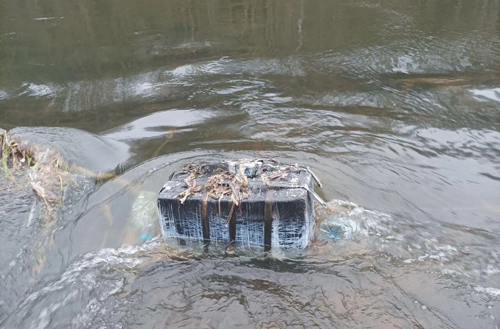 Плот с сигаретами, выловленный литовскими пограничниками из Немана в 2025 году | Источник: vsat.lrv.lt