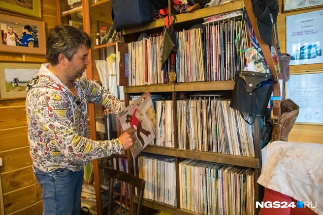 У Дениса Соседова в коллекции сотни пластинок | Источник: Артем Ленц / NGS24.RU