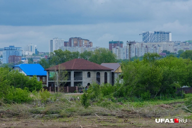 Чья-то усадьба на переднем плане | Источник: Булат Салихов / UFA1.RU