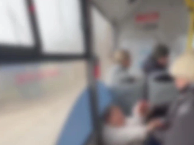 Драка пенсионерок в автобусе Волгограда | Источник: скриншот из видео «Жесть Волгограда» / t.me