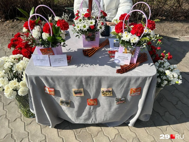 У здания правительства цветы продают по 150 рублей | Источник: Кристина Полевая
