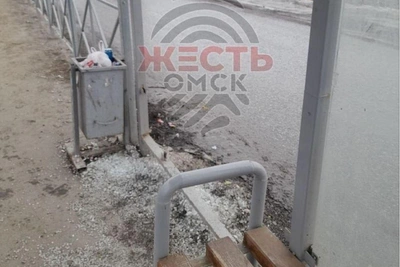 В Омске разбили остановку на улице Орловского