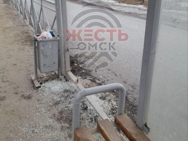 Стекло рассыпалось на мелкие осколки | Источник: «Жесть Омск» / t.me