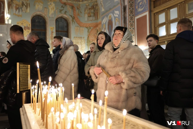 Важно не то, что происходит внешне, а то, какие мысли посещают волгоградцев, находящихся в соборе. Но это великое таинство | Источник: Алексей Волхонский / V1.RU