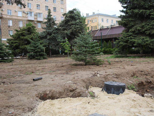 А где-то вопрос стоит не столько в отсутствии газона, сколько в наличии ям | Источник: Константин Завриков / V1.RU