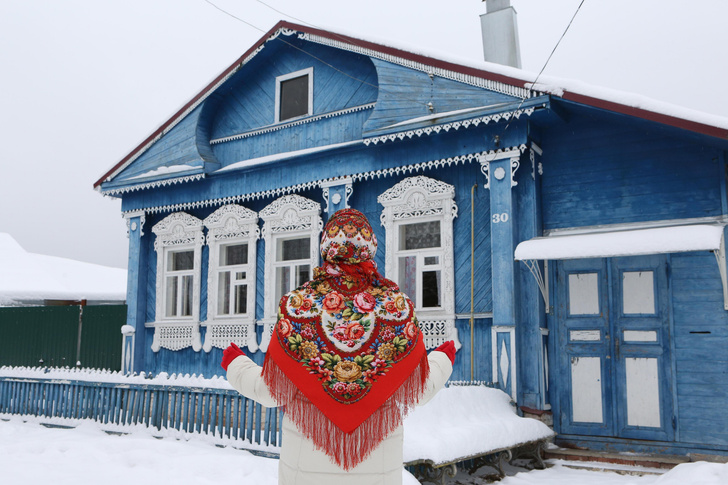 Не пуховым единым: 7 традиционных платков, которые можно привезти из разных регионов России в качестве сувенира