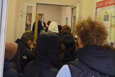 В Екатеринбурге школьники стоят в очередях из-за проверок