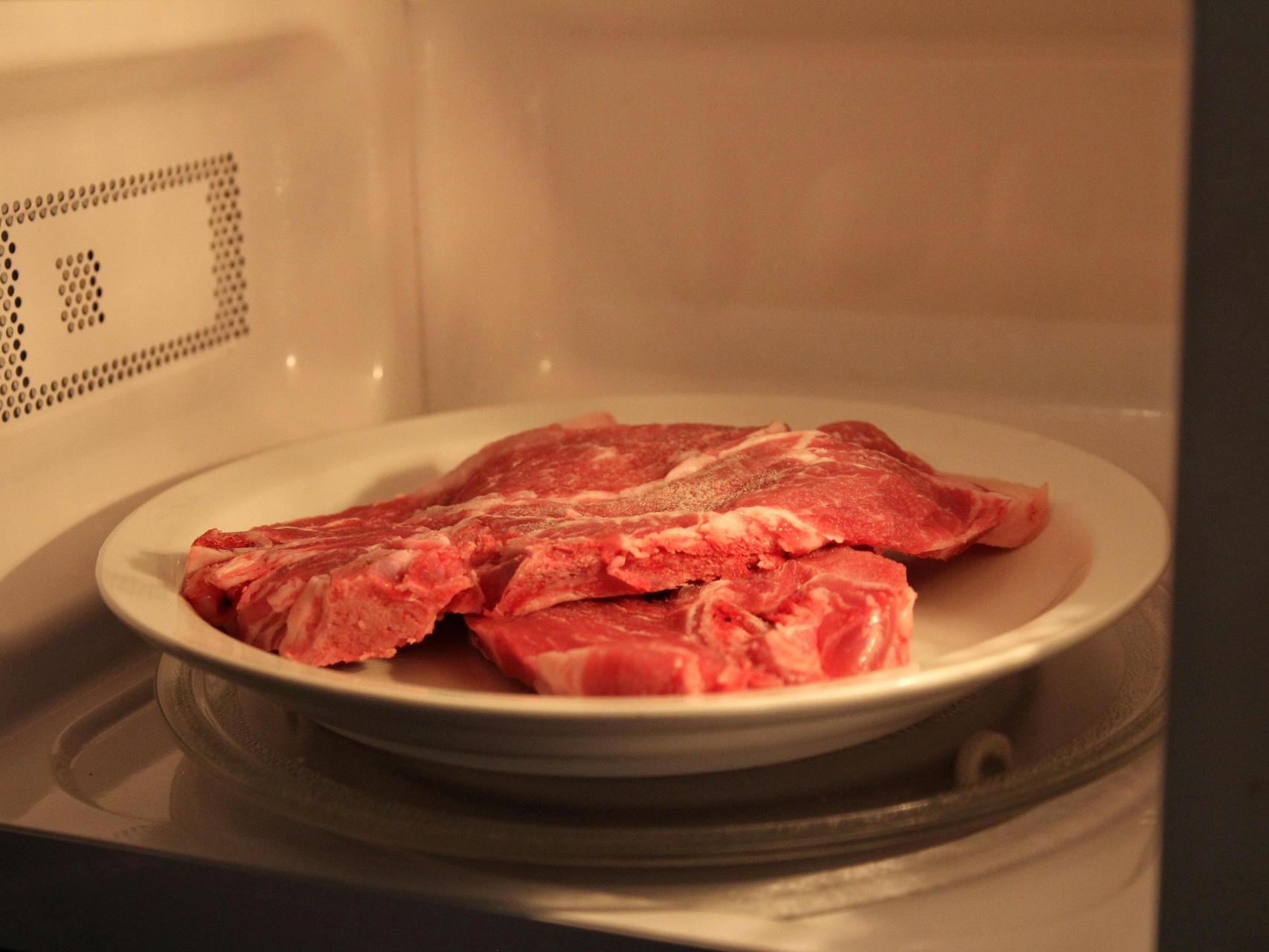 Сколько размораживать мясо. Говядина в микроволновке. Разморозка мяса в микроволновке. Сколько по времени в микроволновке размораживать мясо. Как разморозить говядину в духовке.