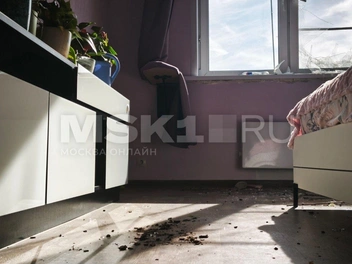 От удара беспилотника выбило окно в спальне | Источник: Михаил Мечев / MSK1.RU
