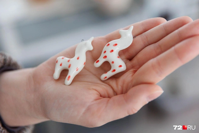 Ловкость рук, огромное количество этапов работы&nbsp;— и вот, подвески почти готовы | Источник: Ирина Шарова / 72.RU 