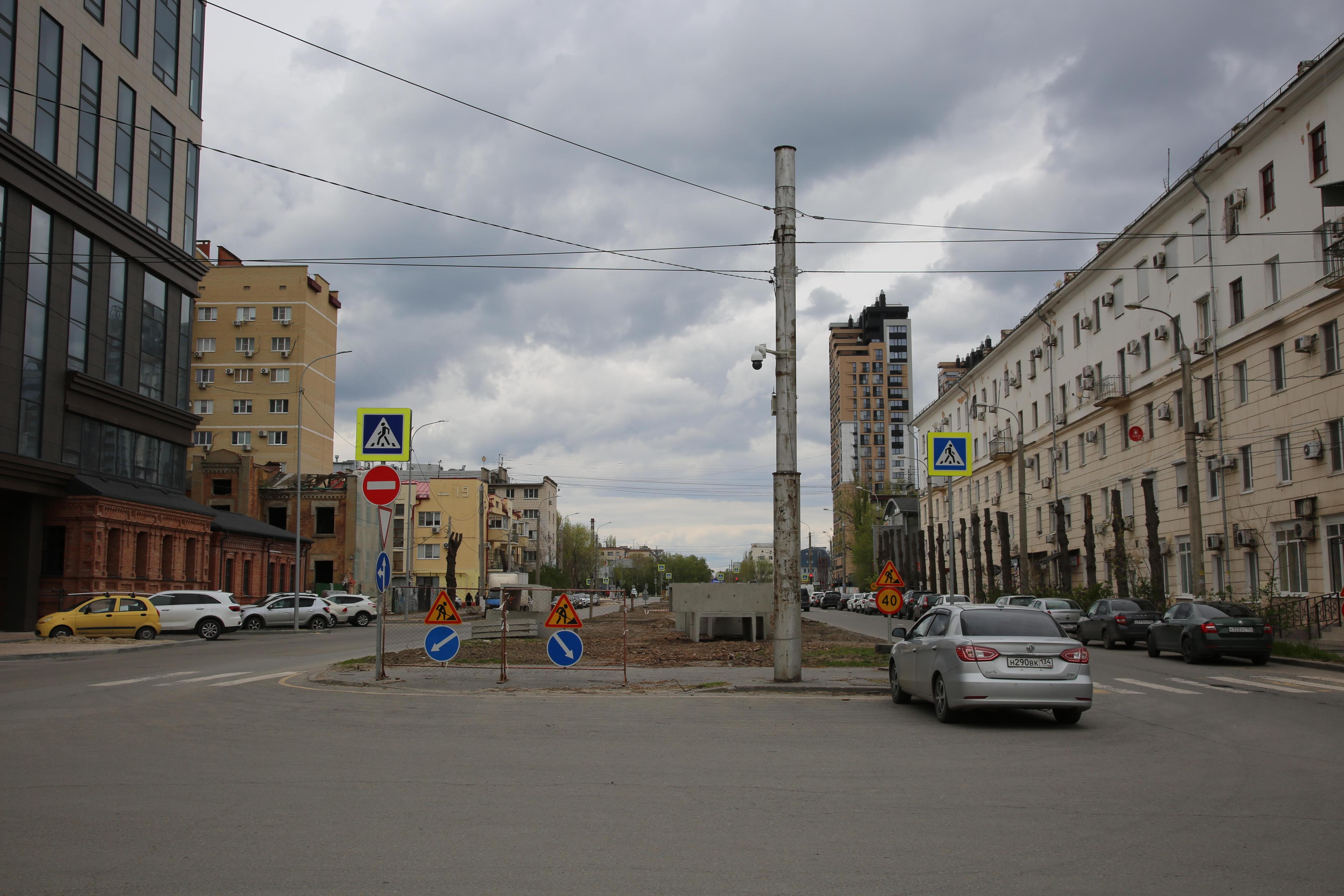 Еще недавно здесь росли взрослые большие деревья | Источник: Константин Завриков / V1.RU