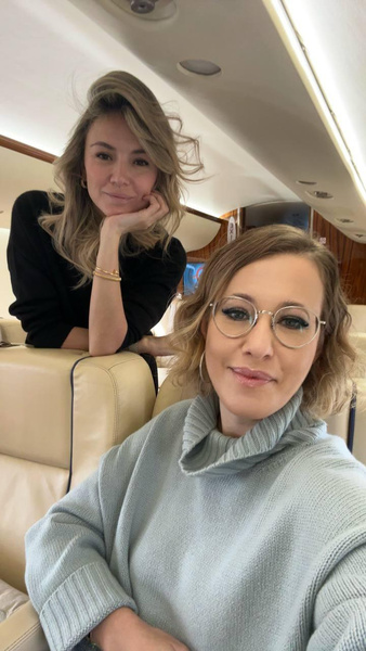 На частном самолете с подругой и мамой: Собчак прилетела на премьеру Богомолова в Пермь