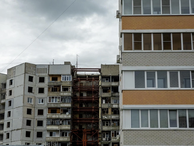 Жильцам высотки на Батова, 3 корпус 4 открывается вид на разрушенный дом. По рассказам, взрывная волна долетела до их окон  | Источник: Александр Куренной / 76.RU
