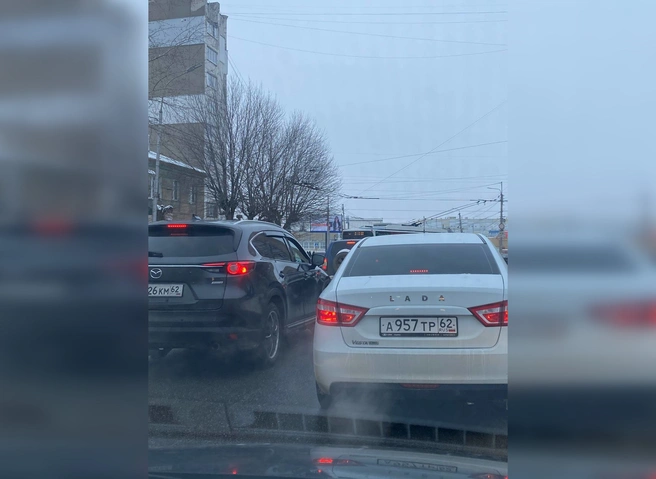 Сломавшийся троллейбус собрал пробку на улице Островского | ya62.ru