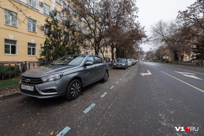 А как повернуть без нарушения ПДД? | Источник: Алексей Волхонский / V1.RU