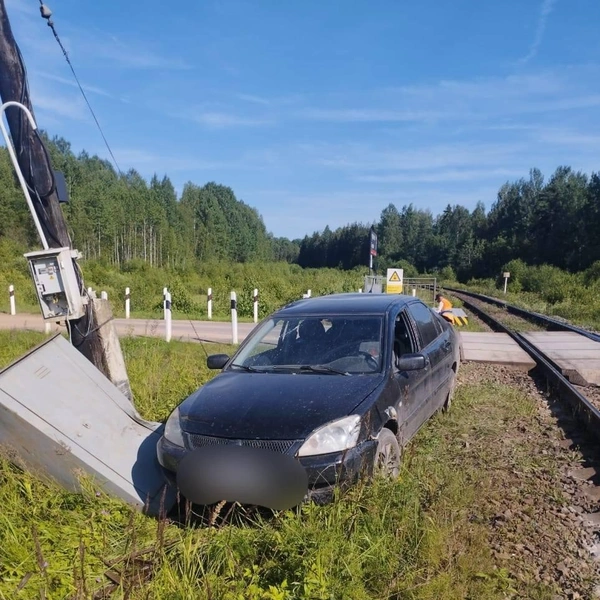 Два человека пострадали при столкновении автомобиля с электропоездом в Ленобласти | Источник: Северо-Западная транспортная прокуратура
