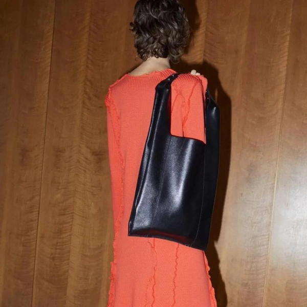 Сумка AMA BrandЦена: 15 600 руб.Где купить: ama-brand.ru