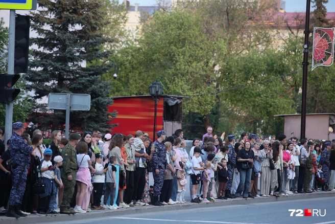 Зрителей в принципе было достаточно много сегодня. Сложилось всё&nbsp;— и погода, и программа репетиции | Источник: Ирина Шарова/ 72.RU