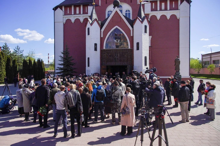 Звезды скорбели всем миром, но на похороны не пришли: прощание с Вячеславом Зайцевым получилось скромным