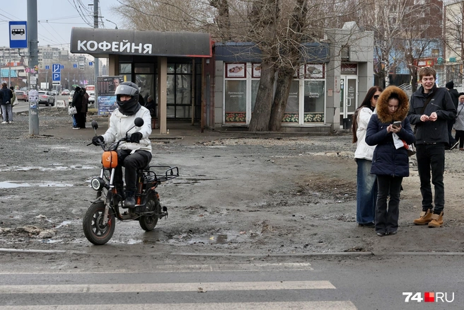 По такому тротуару люди вынуждены ходить уже больше двух месяцев | Источник: Наталья Лапцевич
