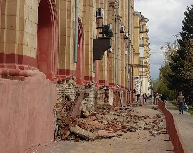 В УФПС Волгоградской области заявили о плановых работах на цоколе здания | Источник: читатели V1.RU