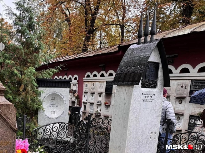 Надгробный камень напоминает придорожный храм с тремя маленькими куполами наверху | Источник: Дмитрий Толстошеев / MSK1.RU 