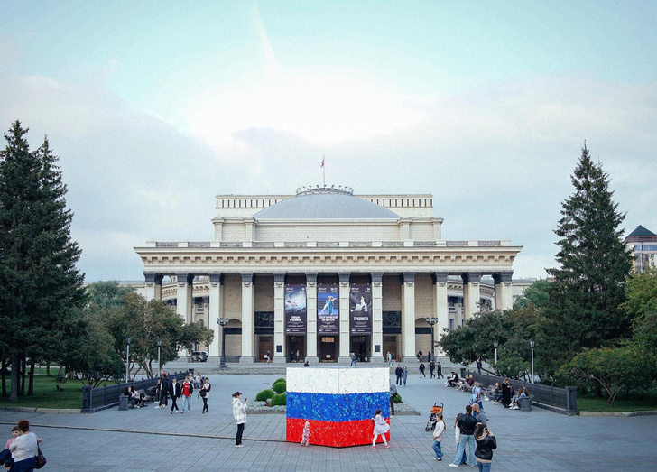 На улицах 10 российских городов установили интерактивные инсталляции от VK в честь Дня флага