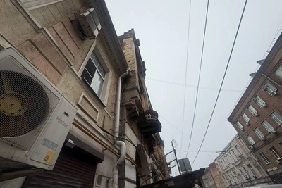 Мусор и объявления вокруг Дома с ангелами в Ростове