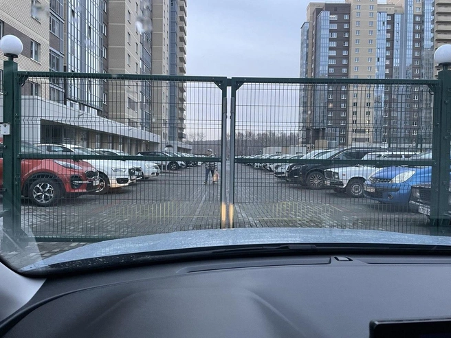 Салават говорит, что иногда ворота прижимают стоящие в проезде автомобили: по его мнению, буферы и нужны для того, чтобы такие контакты оставались без последствий | Источник: читатель 74.RU