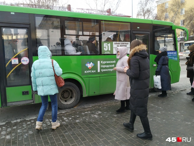 Курганцы жалуются на сокращение количества автобусов до садов «Просвещенец» | Источник: Юлия Король / 45.RU
