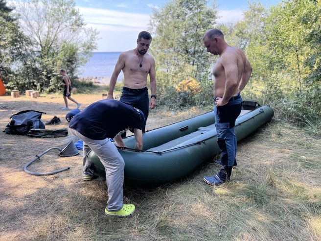 На одной из остановок готовится лодка&nbsp;— на ней ради съемок фильма пойдет вслед за каяком режиссер Антон Клапышев | Источник: Владлена Романова