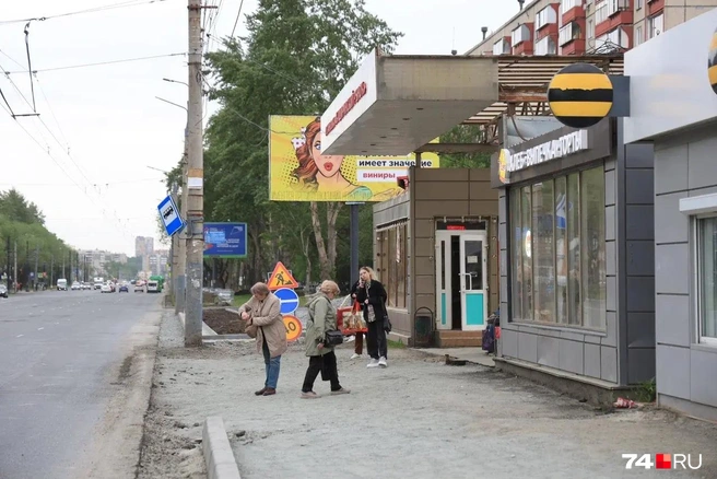 Тут павильон менять не планируют, но площадку обещают привести в порядок | Источник: Михаил Шилкин