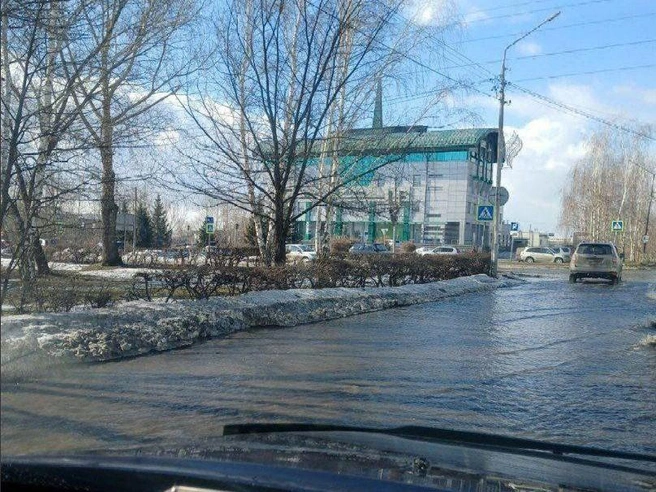 Потоки воды залили городские дороги | Источник: «Бийск 22»