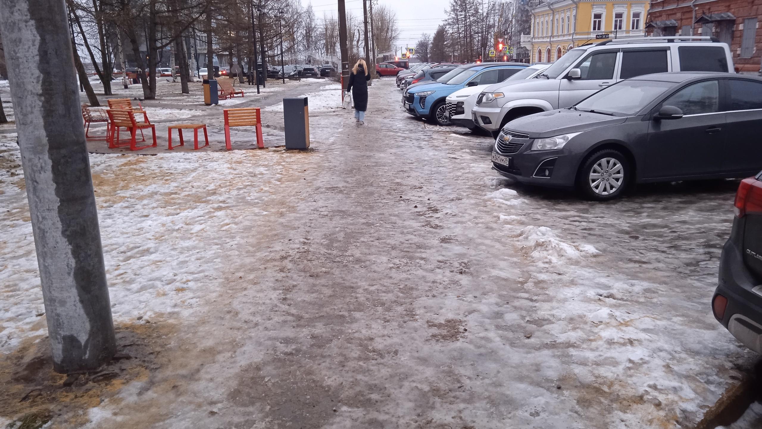 Жители Архангельска недовольны снегом и лужами на тротуарах. Что отвечают власти города и куда жаловаться