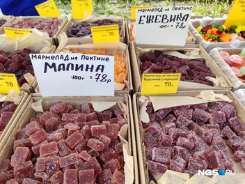 Продавцы предлагают разные виды мармелада | Источник: Мария Тищенко / NGS.RU