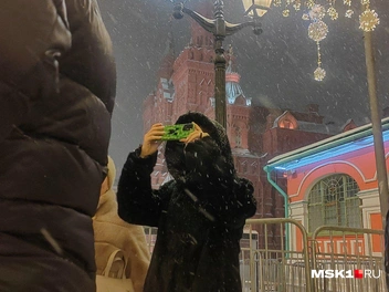 Фотографировали не только себя, но и новогодние украшения | Источник: Михаил Мечев / MSK1.RU