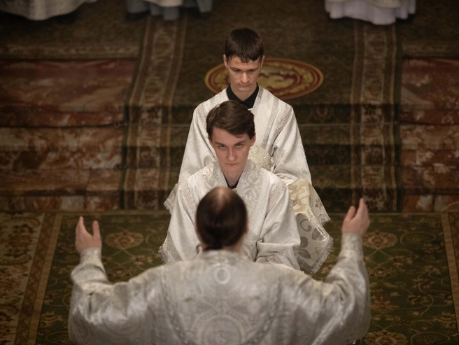 Праздничные песнопения исполнил церковный хор. | Источник: Андрей Бортко / NGS.RU