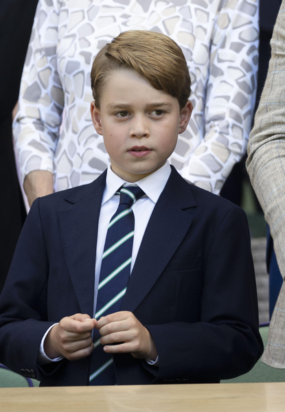 Грызет ногти, скучает и нервничает: 10 фото маленького принца Джорджа на Уимбилдоне