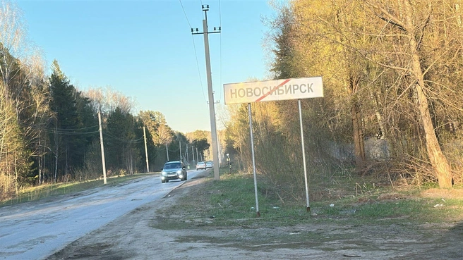 Дорожное покрытие сильно разбито, тротуара вовсе нет | Источник: Читательница НГС Екатерина