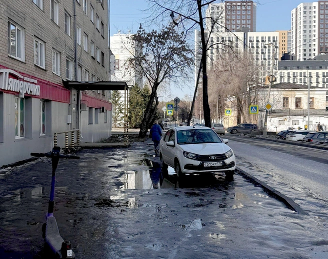 «Сход снега не помог»,&nbsp;— иронизирует автор. А рядом&nbsp;— самокат | Источник: читатель 74.RU