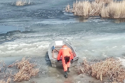 Пенсионер провалился под лед на озере Чебачье