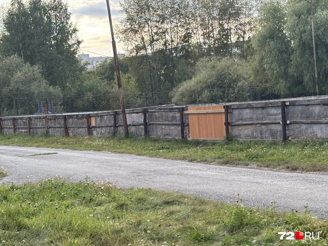 Так выглядит спортивный стадион, находящийся по соседству со школой. Комментарии излишни | Источник: читательница 72.RU