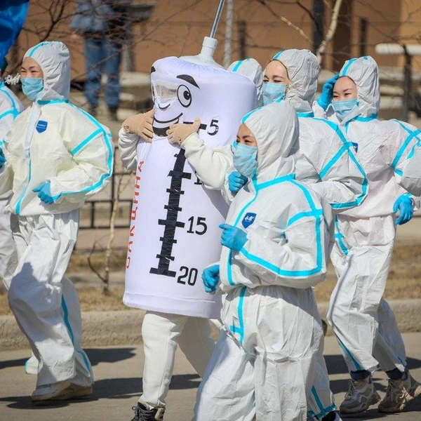 В таком костюме наверняка жарко | Источник: Федерация профсоюзов РС (Я)