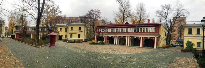Панорама внутреннего двора усадьбы Охотниковых по адресу улица Пречистенка, дом 32/1 | Источник: Yartsew, CC BY-SA 4.0 / wikimedia.org